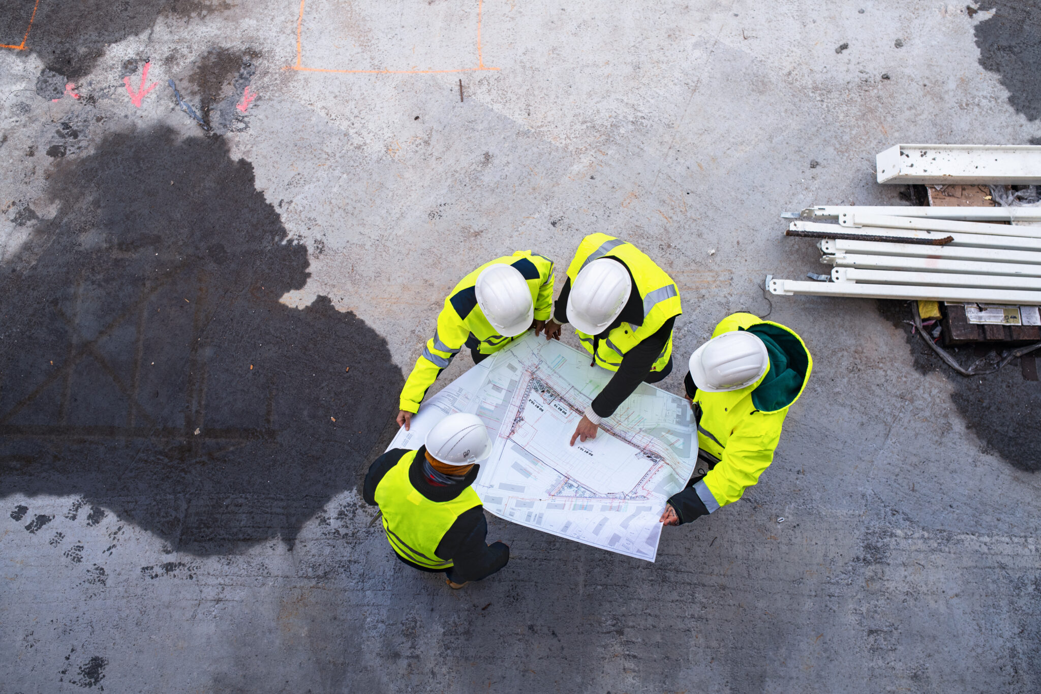 Veiligheidsprofessionals overleggen samen op locatie